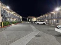 Baymont by Wyndham Bakersfield - Bãi đậu xe
