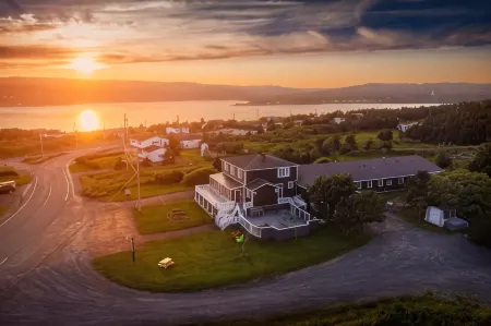 Edge of the Avalon Inn Отели в г. Трепасси