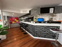 Highpoint International Hotel - bar