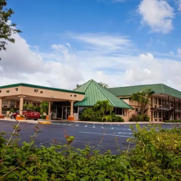Super 8 by Wyndham North Palm Beach Hotels near The Gardens Mall