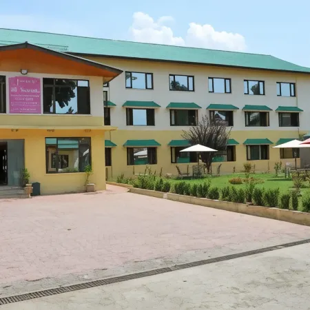 Hotel Curio's All Seasons