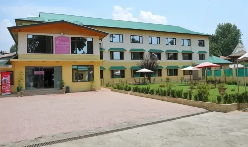 Hotel Curio's All Seasons
