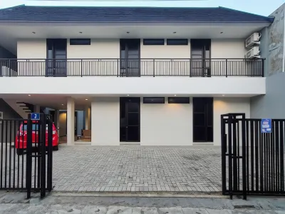 RedDoorz Syariah Near Rumah Sakit Soewandhie Hotels in Simokerto