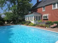 Robinsong Bed and Breakfast Hotel di Thorold