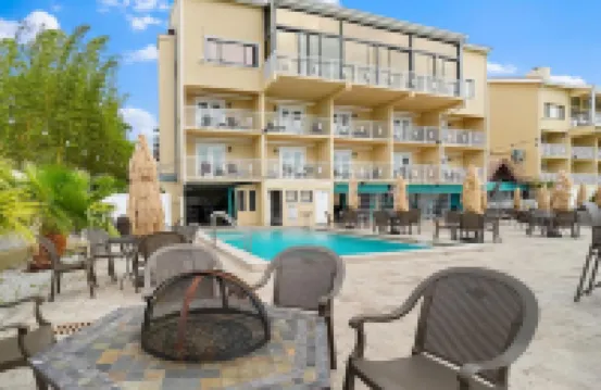 Private Balcony and Serene Garden Views - Cozy Retreat