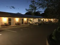 White Lanterns Motel - parking