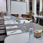 Hotel Kencana Jaya فنادق في Tahunan