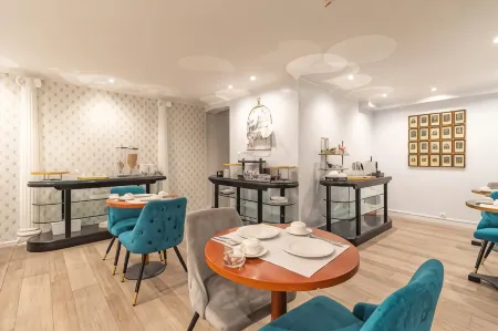 Hotel Riviera Отели рядом с достопримечательностью «Мулен Руж»