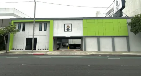 Deluxe Inn Hawthorne/ LAX Отели рядом с достопримечательностью «Oviatt Building»