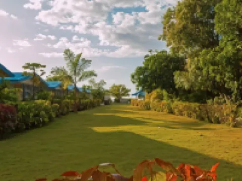 Travellers Beach Resort โรงแรมในเนกริล