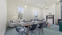 Colonial Bank Motel Отели в г. Омео