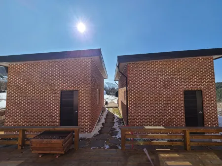 Hoengseong Hyeonju's Bed and Breakfast Отели рядом с достопримечательностью «Hoengseong Welli Hilli Park Ski Resort»