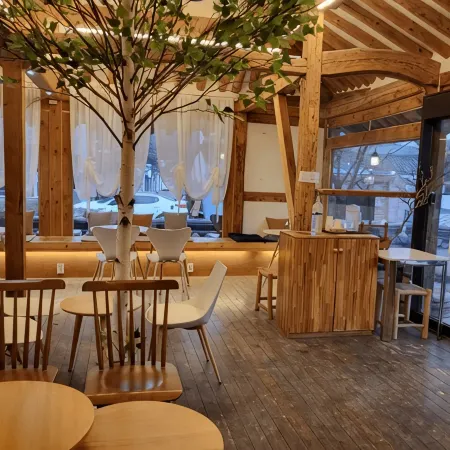 Hanok Gotaek Goeul Отели рядом с достопримечательностью «Музей королевских портретов»