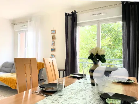 Lillas : Appartement Chill à 2 pas du Centre-ville de Melun Отели рядом с достопримечательностью «Le Jardin Botanique»