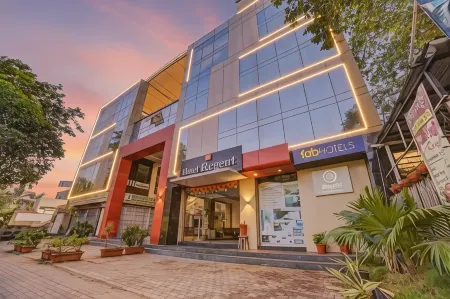 FabHotel Regent Inn - Nr SkyWalk Bridge Отели рядом с достопримечательностью «Morya gosavi Dashvidhi ghat»