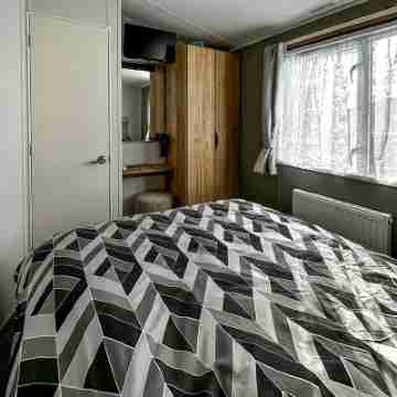 Luxury Caravan - Parkdean Resort Camber Sands - Sleeps 8 - Pet Friendly - ww242 Rooms