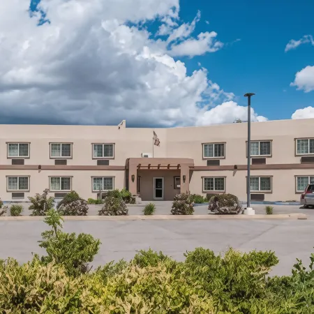 Econo Lodge Inn & Suites