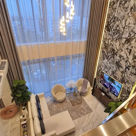 2BR Luxury Lower Penthouse in Mckinley West