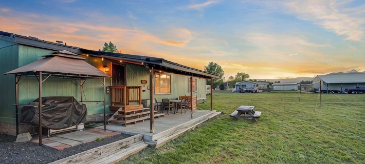 Pine Haven • Cozy Lake Escape • King Suite • Fire Pit • Fast Wi-Fi Hotels in Wasco County