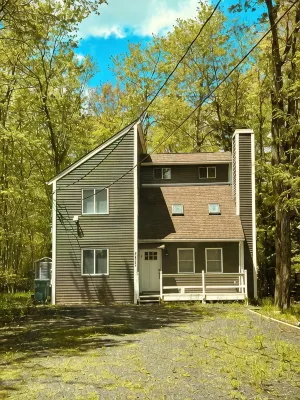 COZY PINE NEST HOUSE WITH FIREPLACE & FIRE PIT IN TOBYHANNA - 3つ星