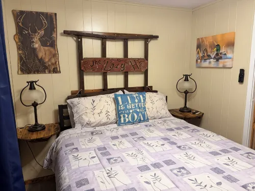 Lazy H Cabin Hyer Retreats LLC.  Sleep Eat and Fish!! on the 81Mkr Warsaw MO