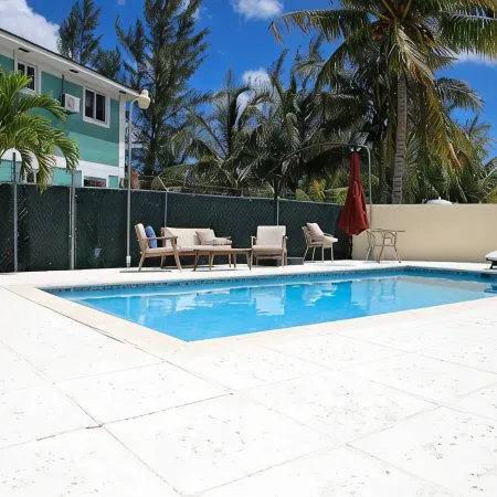 Townhouse w/Pool Near Beach, Airport & Supermarket