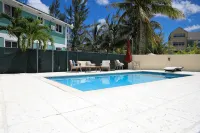 Townhouse w/Pool Near Beach, Airport & Supermarket - 3성급