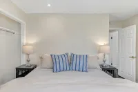 Charming 4BR/3BA Getaway, Walk to Downtown Santa Barbara & Beach, Sleeps 8 - 4 stjerner