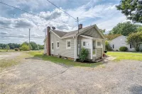 3BR on Main Street ★ Downtown Belmont ★ 5 Min Walk