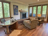 New Renovation 4 Bed - Walk to Gondola - Mountain Views - Ski Locker Included - chambre d’hôtes