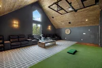 New Lux Cabin! 5500sf / GolfSim / MoviTheatr / HotTub / 4KingStes / Gym&Billiard