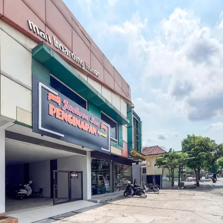 Urbanview Syariah Jackson Living near Stasiun Malang