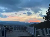 The Perfect View -Hiawassee upscale mountain cabin