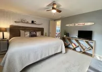 Lake + Waterfront + Dock + HotTub + Kayaks + Walking Distance to Woody's - 4-Star
