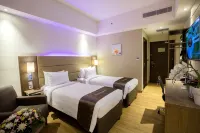 BiglandOtel Sentul - Suites and Convention - Parkplatz