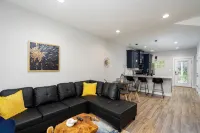 Trendy Townhome Near Downtown - บังกะโล