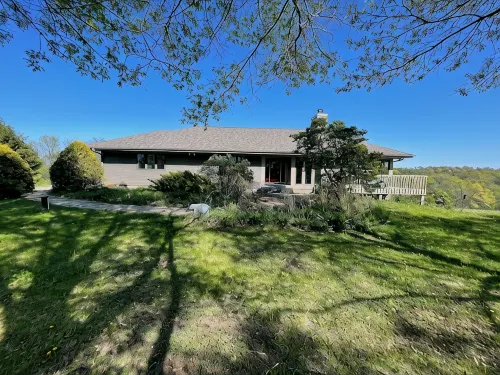 Spacious  5-bedroom  80 acres family farm retreat with AC, WiFi in rural Verona