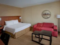 Courtyard Newark Liberty International Airport Hotels near Path Train Station