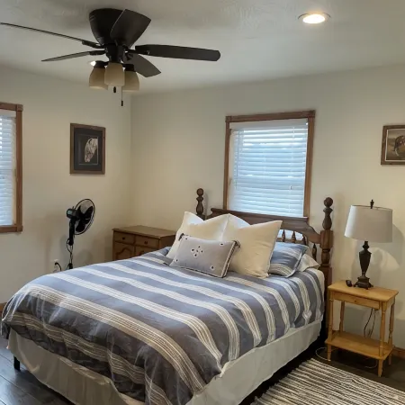 Scenic Riverways Retreat + Bunkhouse – Perfect for Families & Groups Hoteles en Condado de Shannon