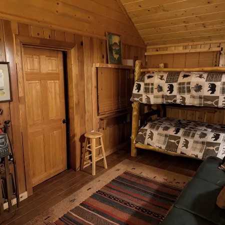 Nice quaint cabin in Panguitch Lake UT with a great view!