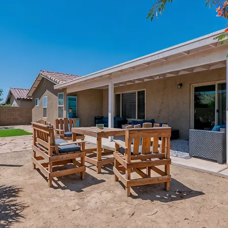 Snowbirds & Families - Large Covered Patio - Pet Friendly - Cabletv - Sleeps 6
