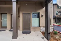 Lake Oswego Quiet Ground Level Condo Private Entrance - Pet Friendly! - Wifi