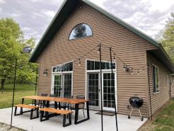 Secluded 3-bedroom cabin on the Chippewa River near Ladysmith, WI with WiFi, AC