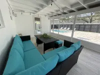 Clean and modern 2/2 pool home, only 7 min. to beach, walking distance to shops Hotels in Oakland Park