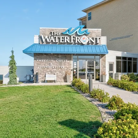 Charming 3-bedroom condo with stunning lake views in fabulous Arnolds Park, IA