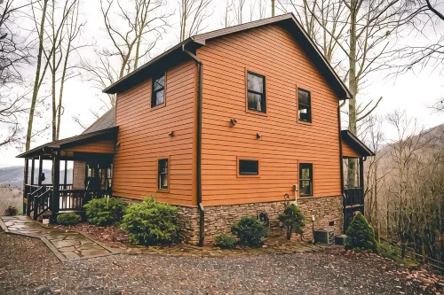 Cozy Mountain Top 3-bedroom cabin in charming Franklin with WiFi, AC