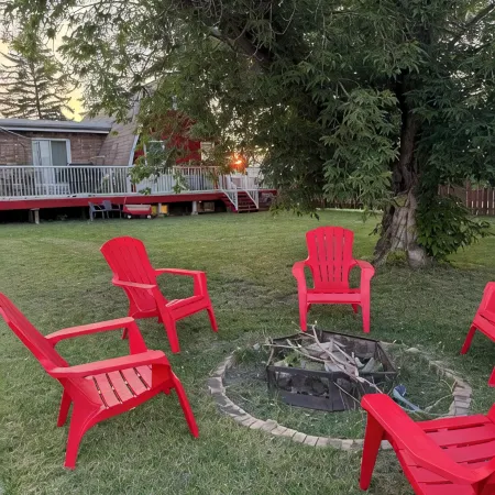 Beachy Keen 2 steps away from lake where rustic meets charm. Pet friendly.
