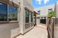 Charming 2-bedroom townhome near ASU in Tempe  with AC, garage, and a pool! - Bungalows
