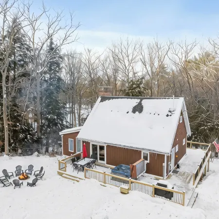 White Cap Cabin, Dog Friendly Chalet Including a Game Room, Hot Tub, Fireplace