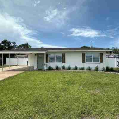 The Country Club Cottage NEW! Watch launches from driveway or walk to the river! Hotel Exterior